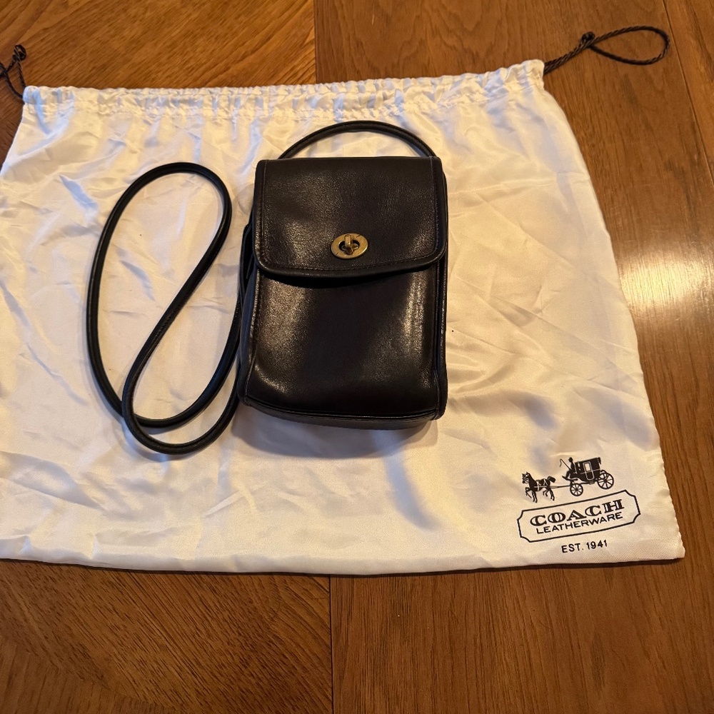 Vintage Coach black leather 1990s crossbody scooter bag with turn lock closure